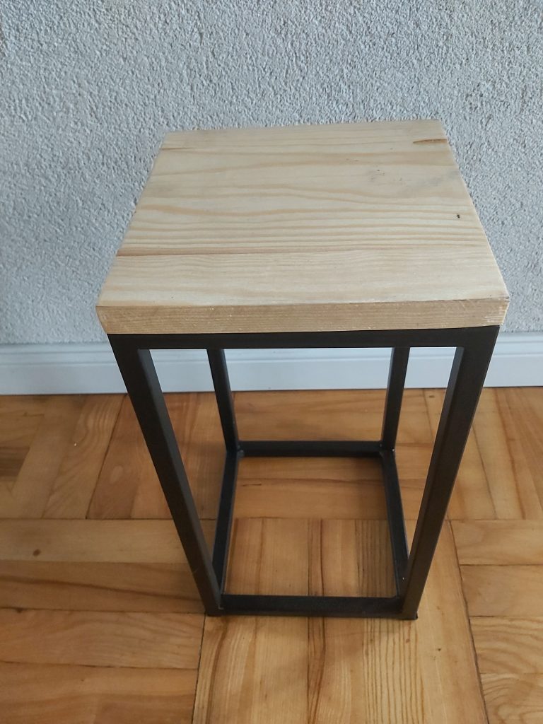 Pojedynczy kwietnik loft z drewnem sosnowym, metalowy stojak na doniczkę, ręczna polska produkcja.
