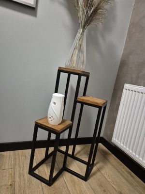 Kwietnik metalowy z drewnem sosnowym, ręcznie wykonany, loftowy stojak na kwiaty do wnętrz.