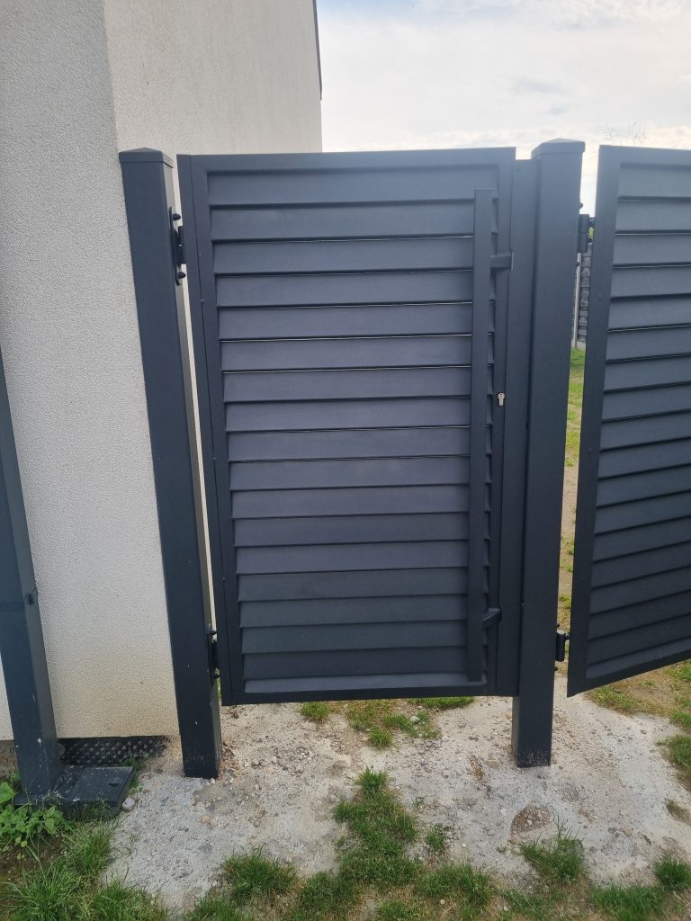 Brama dwuskrzydłowa z furtką, stal ocynkowana, malowana proszkowo, trwała i stylowa.