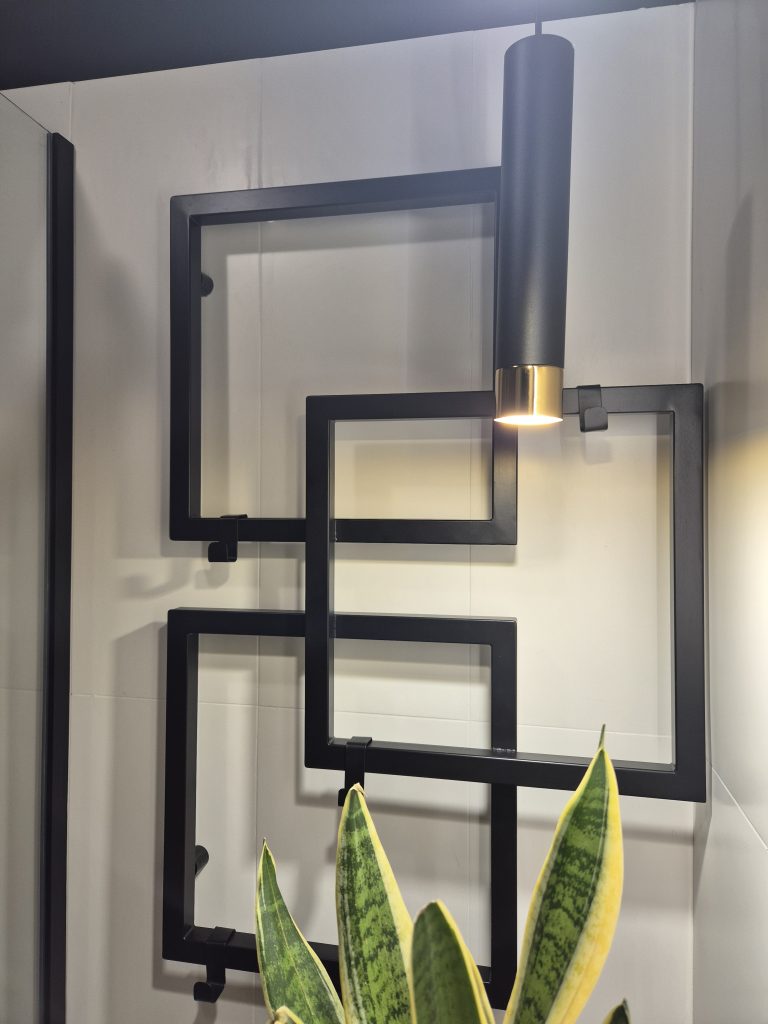 Metalowy wieszak loft z trzema ruchomymi ramionami, ręcznie wykonany, idealny do łazienki.