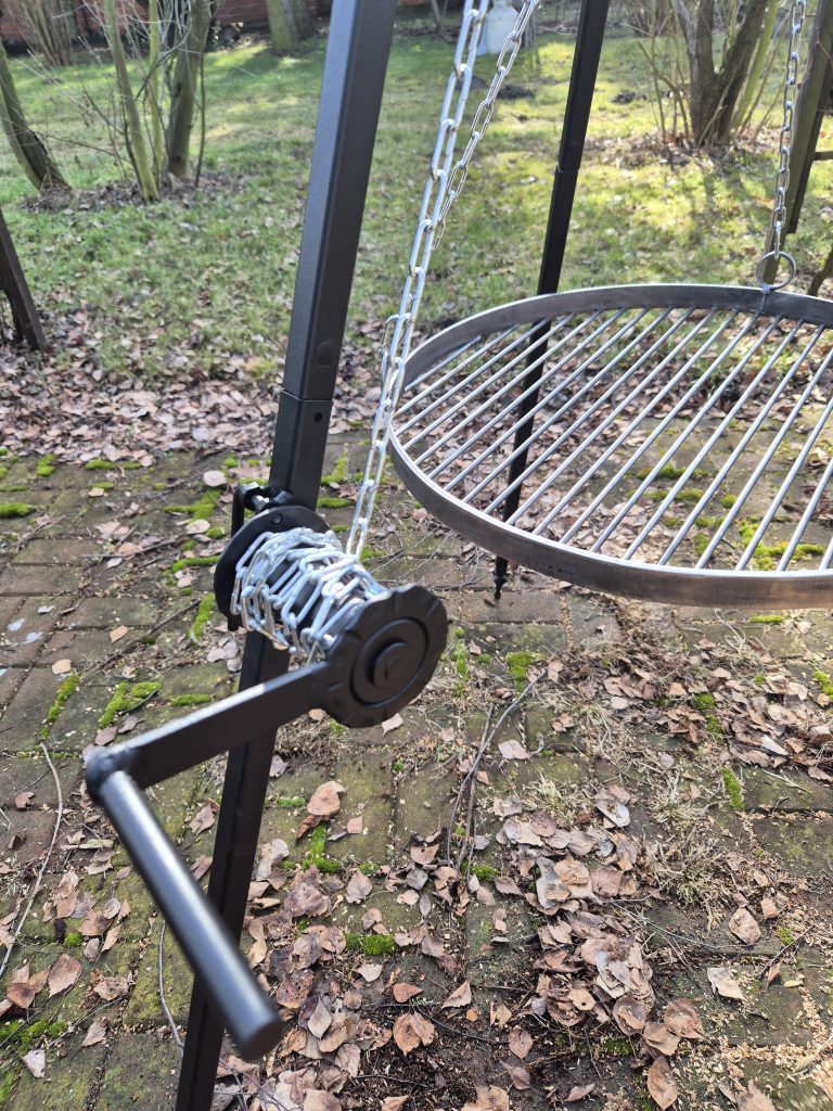 Trójnóg grillowy z korbką, ruszt 50 cm, stalowy zestaw ręcznej produkcji.