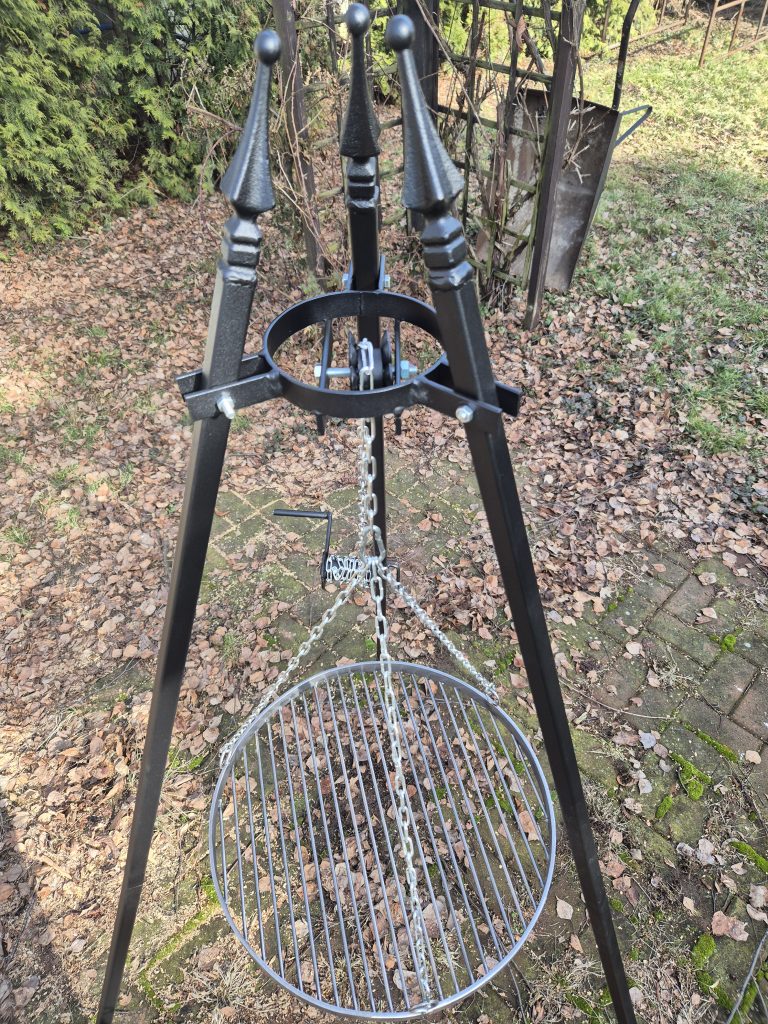 Trójnóg grillowy z korbką, stalowy stelaż na ruszt, ręczna polska produkcja.