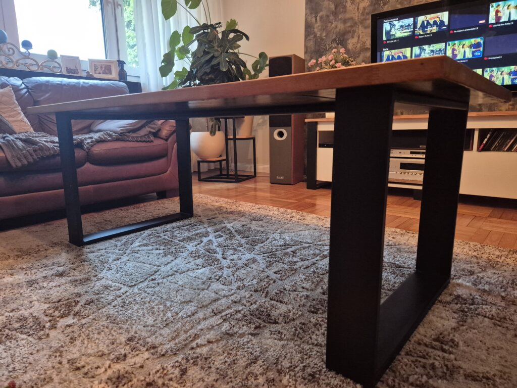 Ręcznie wykonany stelaż ze stali do drewnianego blatu ławy kawowej w stylu loft